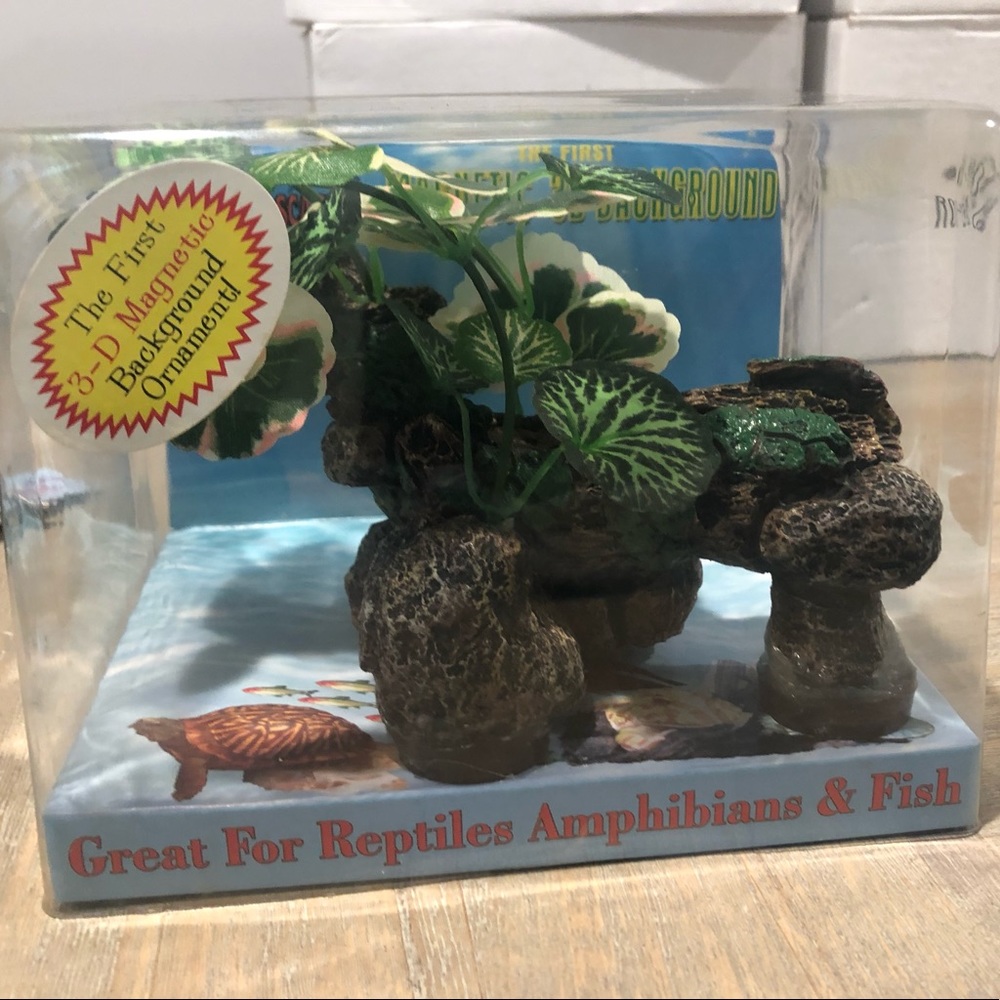 Magnetic fish/reptile tank decoration NWT